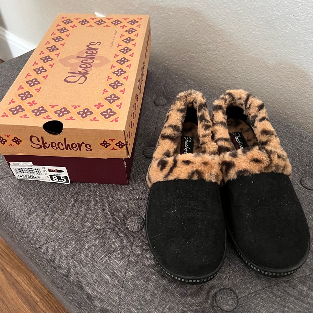 Skechers Women's Leopard Black and Brown Furry Slippers Size 8.5